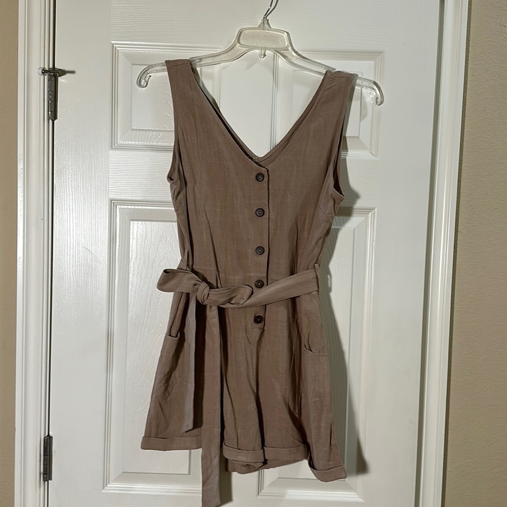 Tan romper with pockets!